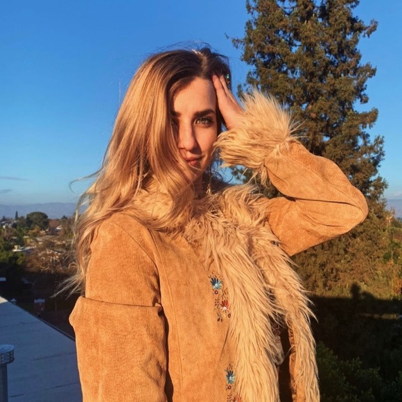 Meet your Posher, Laura - Picture 3 of 4